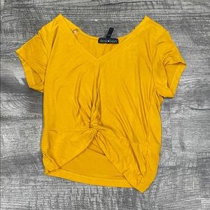 CUTE TIE-KNOT CROP NWOT